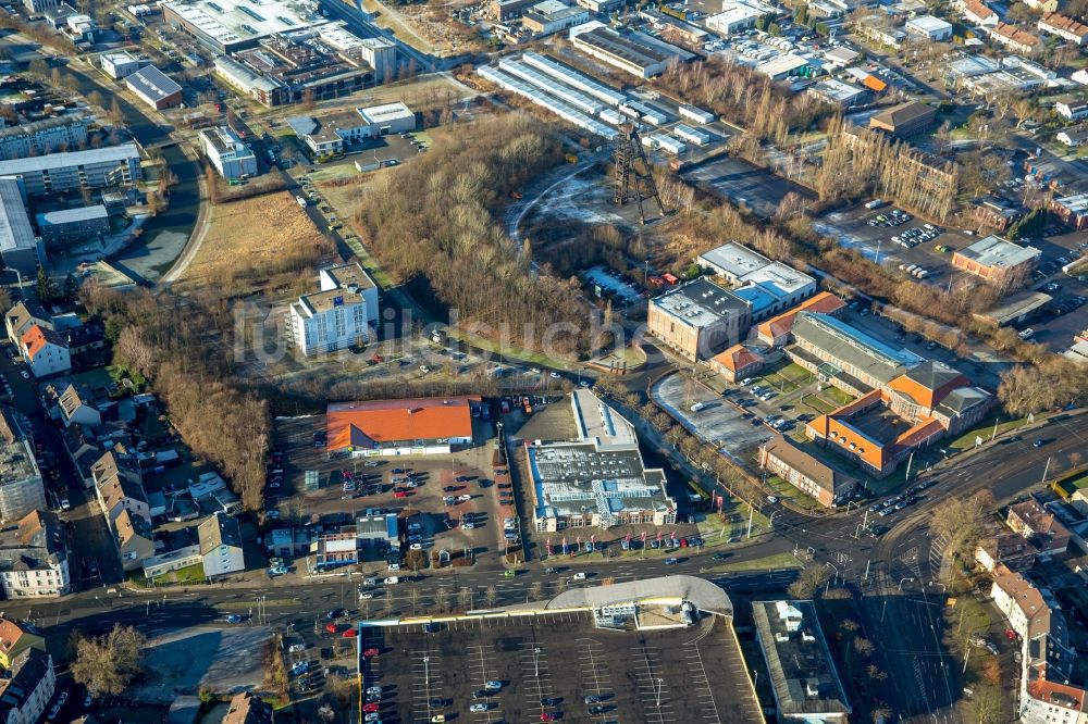 Luftaufnahme Bochum - Förderanlagen und Bergbau- Schacht- Anlagen am Förderturm der Zeche Holland im Ortsteil Wattenscheid in Bochum im Bundesland Nordrhein-Westfalen