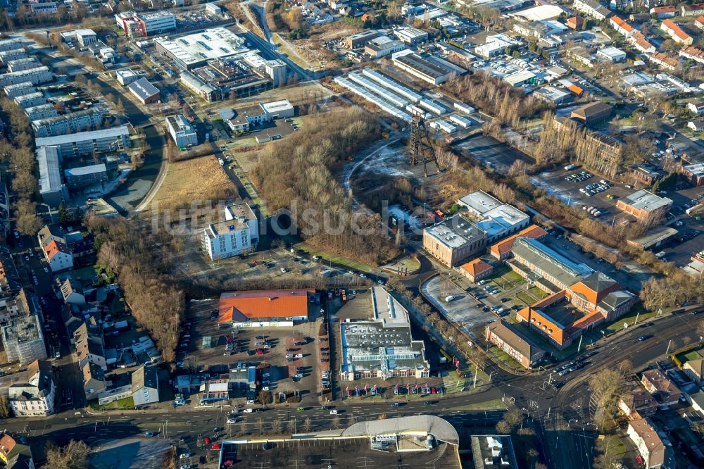 Bochum von oben - Förderanlagen und Bergbau- Schacht- Anlagen am Förderturm der Zeche Holland im Ortsteil Wattenscheid in Bochum im Bundesland Nordrhein-Westfalen