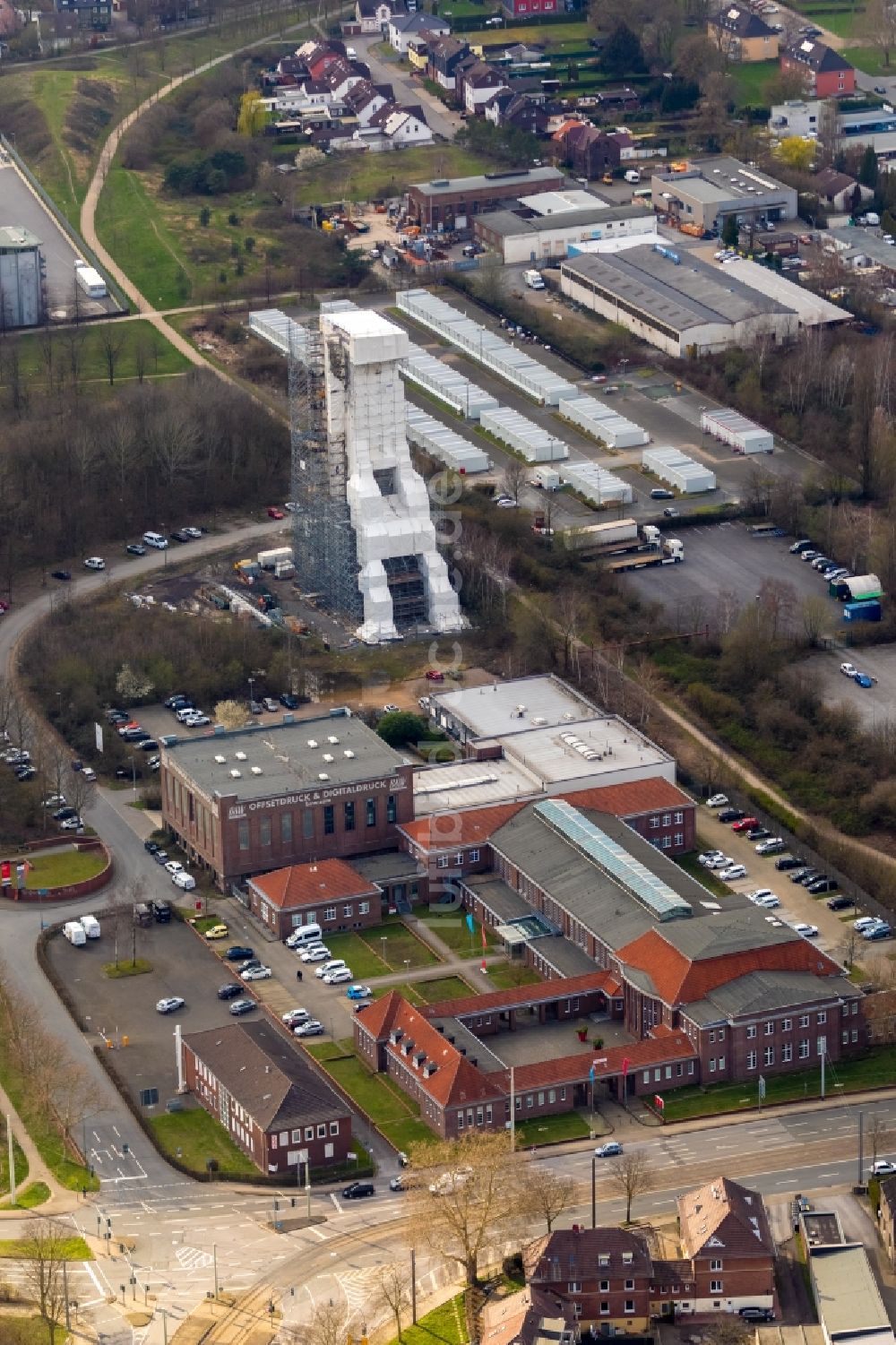 Bochum von oben - Förderanlagen und Bergbau- Schacht- Anlagen am Förderturm der Zeche Holland im Ortsteil Wattenscheid in Bochum im Bundesland Nordrhein-Westfalen, Deutschland