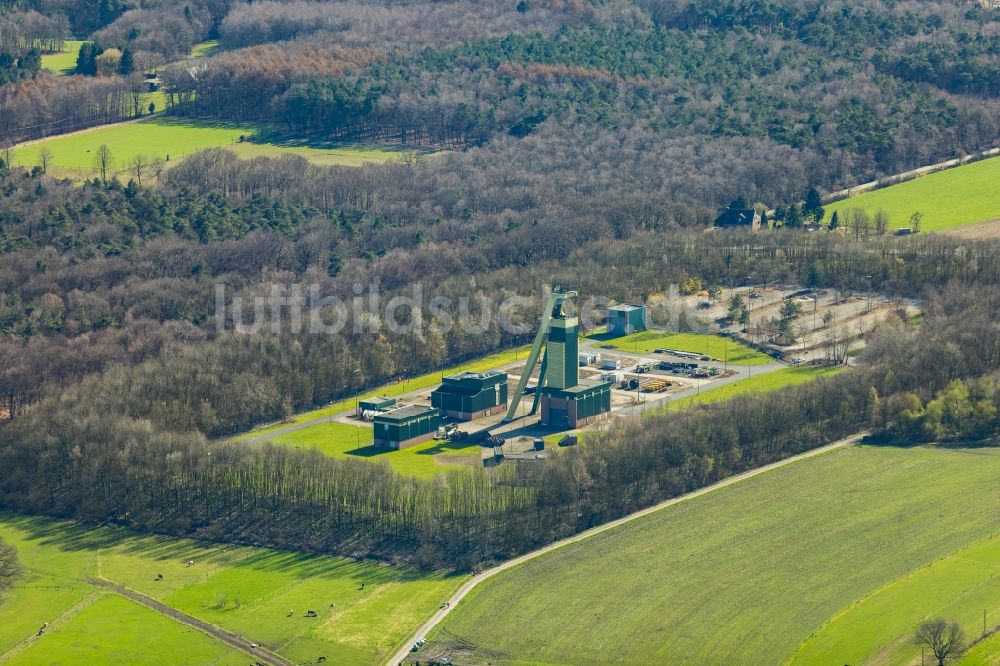 Hünxe von oben - Förderanlagen und Bergbau- Schacht- Anlagen am Förderturm Zeche Lohberg Schacht Hünxe in Hünxe im Bundesland Nordrhein-Westfalen, Deutschland