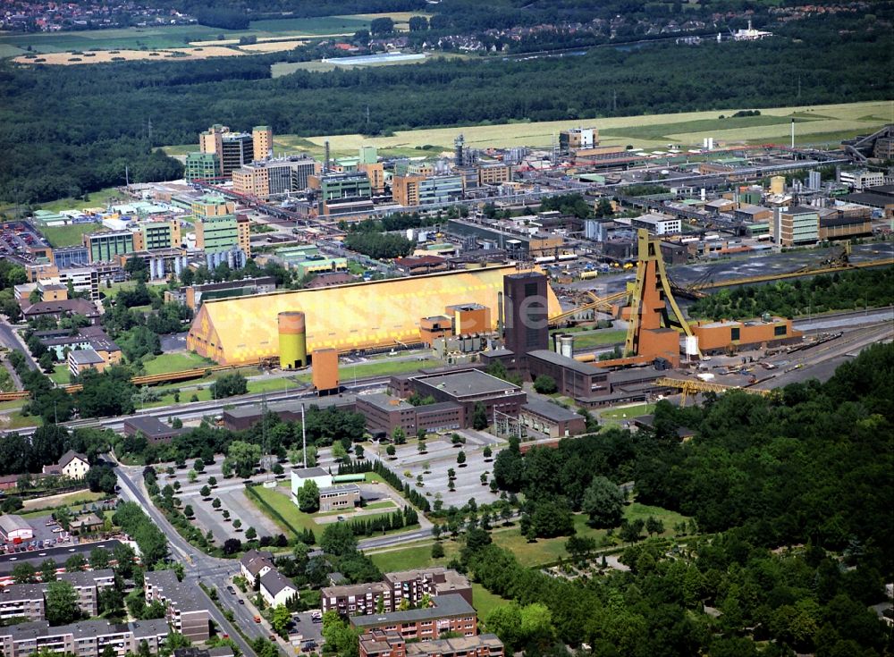 Bergkamen von oben - Förderanlagen und Bergbau- Schacht- Anlagen am Förderturm der Zeche Monopol Schacht Grimberg 1/2 an der Rathenau Straße im Ortsteil Weddinghofen in Bergkamen im Bundesland Nordrhein-Westfalen, Deutschland