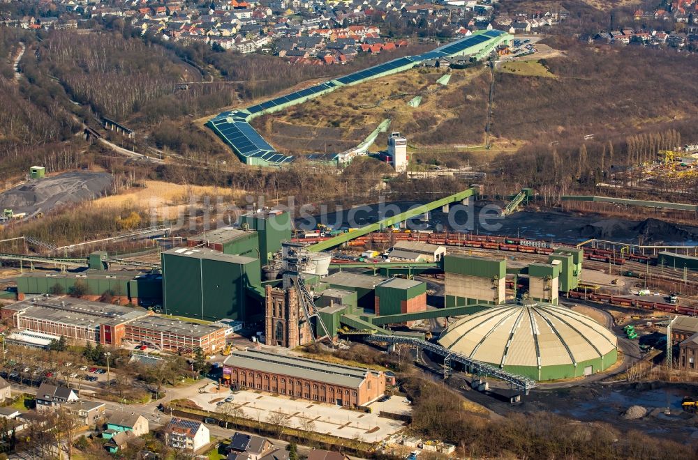 Bottrop aus der Vogelperspektive: Förderanlagen und Bergbau- Schacht- Anlagen am Förderturm Zeche Prosper II, Malakoffturm in Bottrop im Bundesland Nordrhein-Westfalen