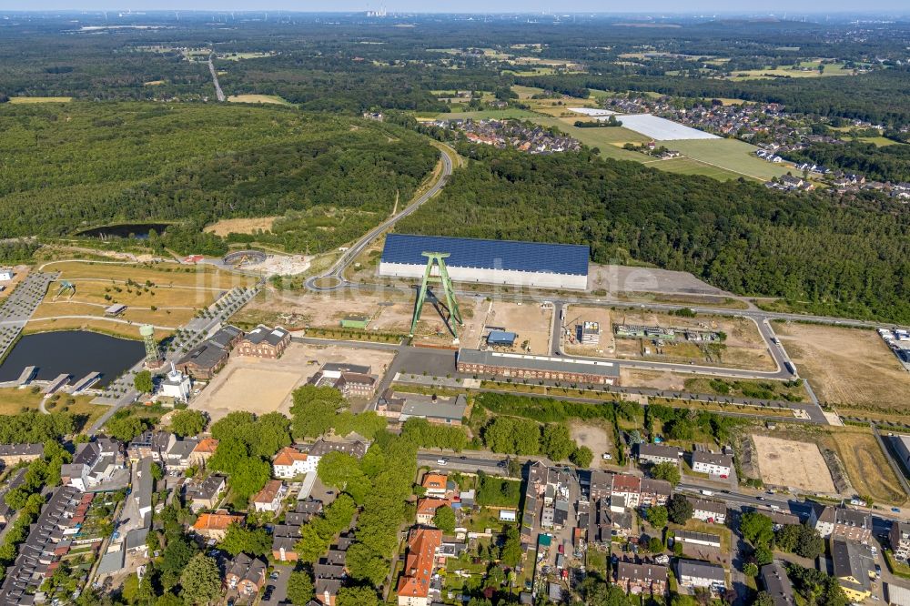 Dinslaken aus der Vogelperspektive: Förderanlagen und Bergbau- Schacht- Anlagen am Förderturm der Zentralwerkstatt Zeche Lohberg in Dinslaken im Bundesland Nordrhein-Westfalen, Deutschland