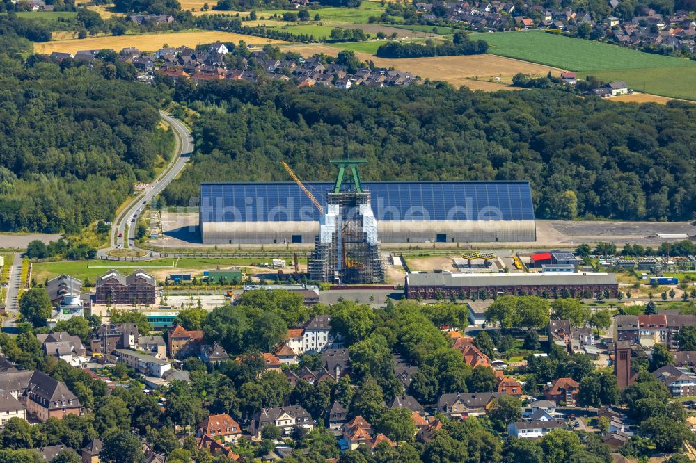 Dinslaken von oben - Förderanlagen und Bergbau- Schacht- Anlagen am Förderturm der Zentralwerkstatt Zeche Lohberg in Dinslaken im Bundesland Nordrhein-Westfalen, Deutschland