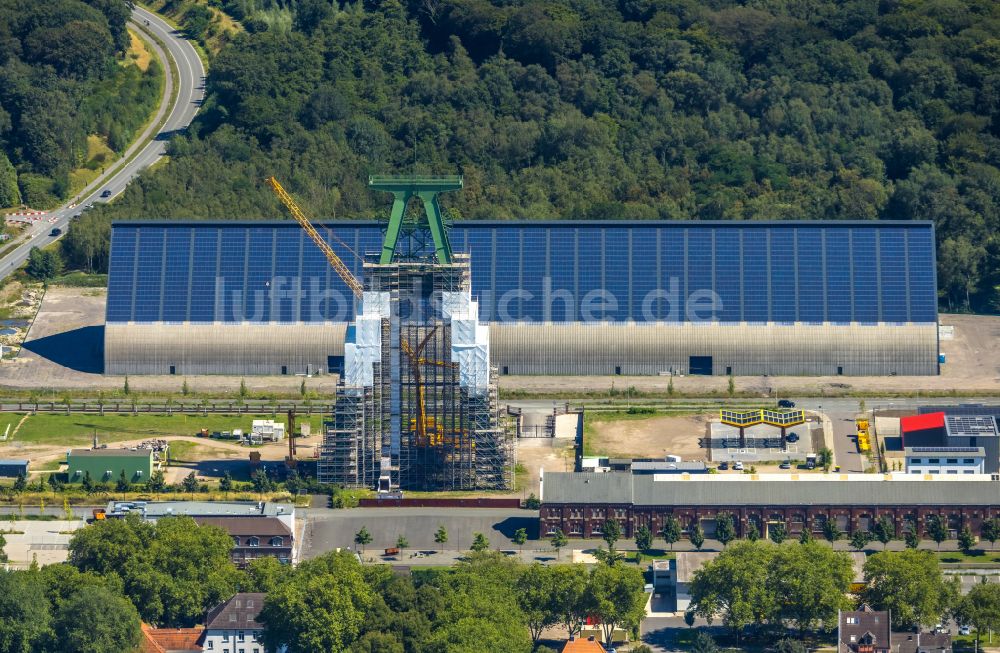 Dinslaken aus der Vogelperspektive: Förderanlagen und Bergbau- Schacht- Anlagen am Förderturm der Zentralwerkstatt Zeche Lohberg in Dinslaken im Bundesland Nordrhein-Westfalen, Deutschland