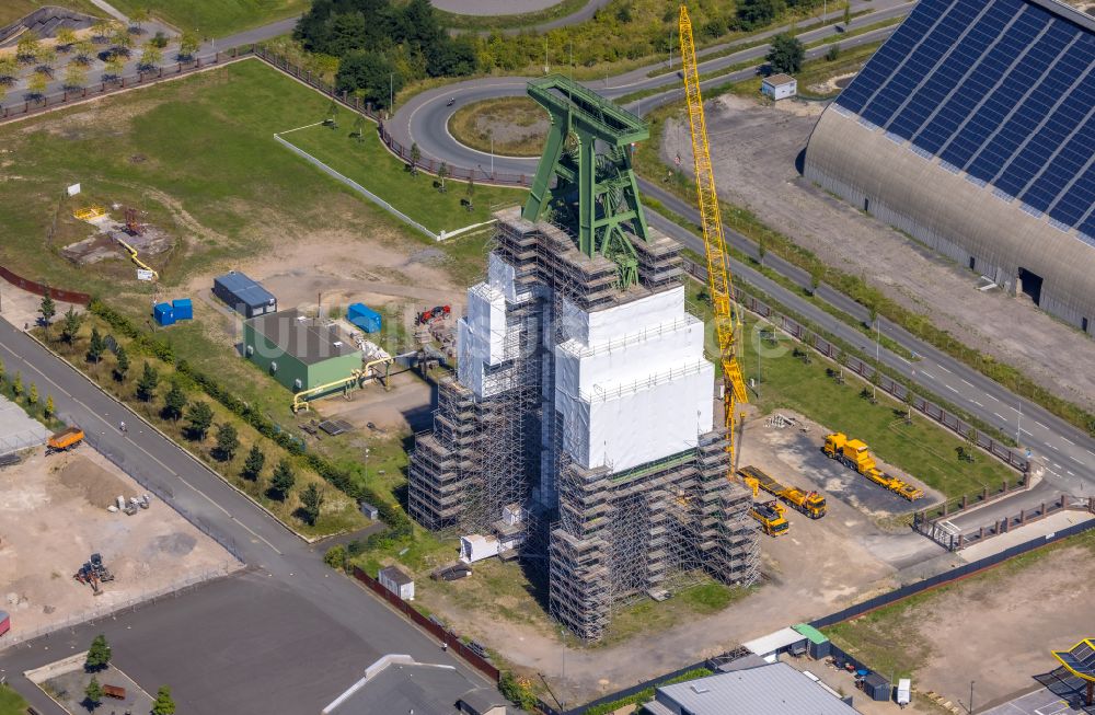 Luftaufnahme Dinslaken - Förderanlagen und Bergbau- Schacht- Anlagen am Förderturm der Zentralwerkstatt Zeche Lohberg in Dinslaken im Bundesland Nordrhein-Westfalen, Deutschland