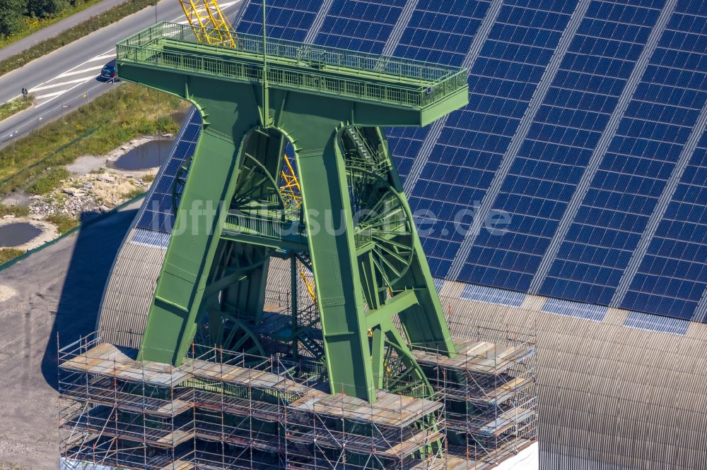 Luftaufnahme Dinslaken - Förderanlagen und Bergbau- Schacht- Anlagen am Förderturm der Zentralwerkstatt Zeche Lohberg in Dinslaken im Bundesland Nordrhein-Westfalen, Deutschland