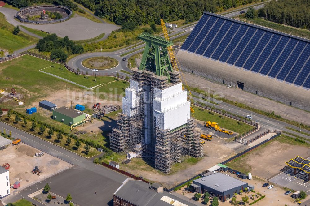 Dinslaken von oben - Förderanlagen und Bergbau- Schacht- Anlagen am Förderturm der Zentralwerkstatt Zeche Lohberg in Dinslaken im Bundesland Nordrhein-Westfalen, Deutschland