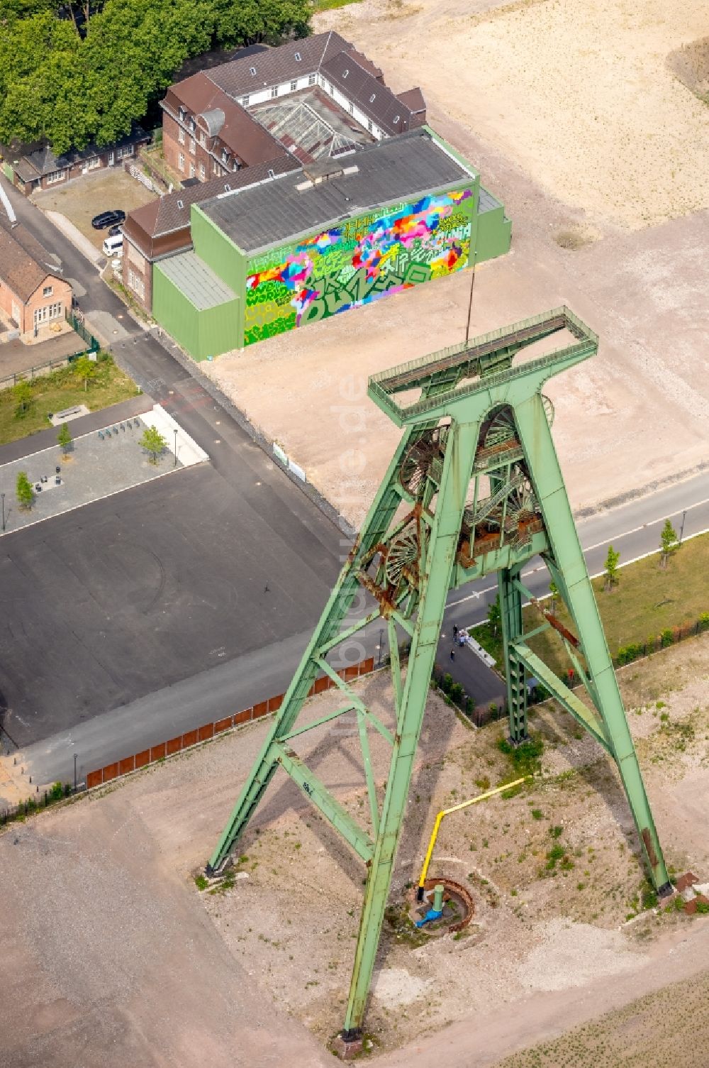 Dinslaken aus der Vogelperspektive: Förderanlagen und Bergbau- Schacht- Anlagen am Förderturm der Zentralwerkstatt Zeche Lohberg in Dinslaken im Bundesland Nordrhein-Westfalen - NRW, Deutschland