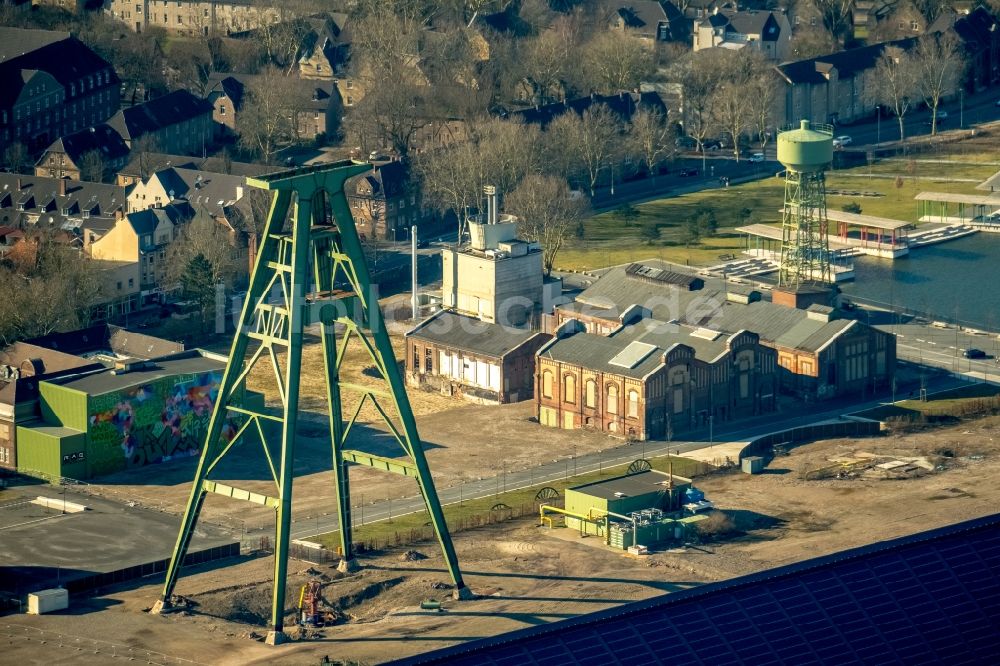 Dinslaken aus der Vogelperspektive: Förderanlagen und Bergbau- Schacht- Anlagen am Förderturm der Zentralwerkstatt Zeche Lohberg in Dinslaken im Bundesland Nordrhein-Westfalen - NRW, Deutschland