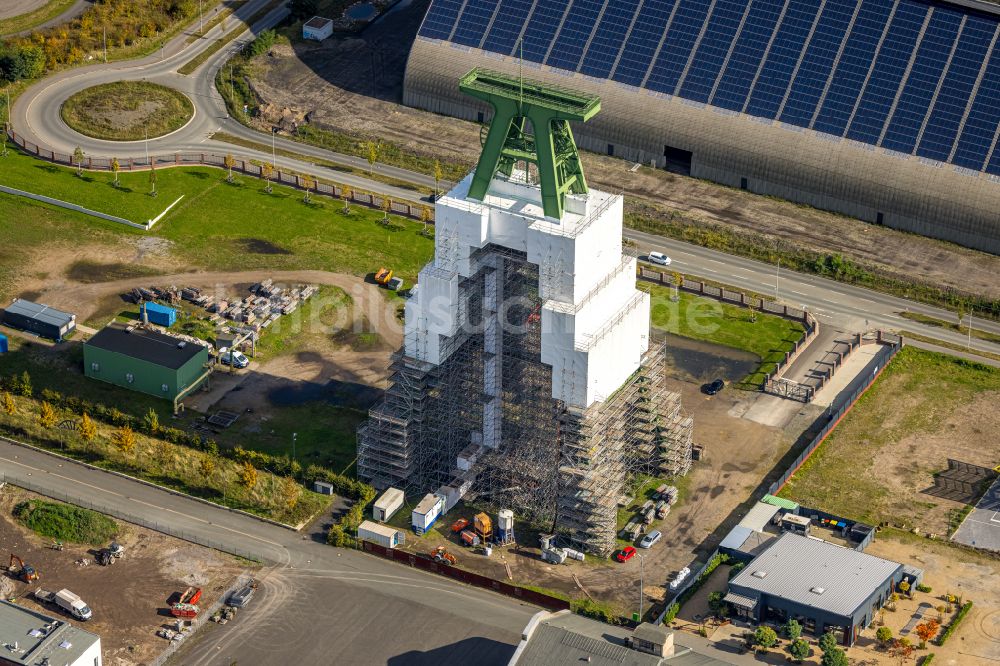 Dinslaken von oben - Förderanlagen und Bergbau- Schacht- Anlagen am Förderturm der Zentralwerkstatt Zeche Lohberg in Dinslaken im Bundesland Nordrhein-Westfalen - NRW, Deutschland