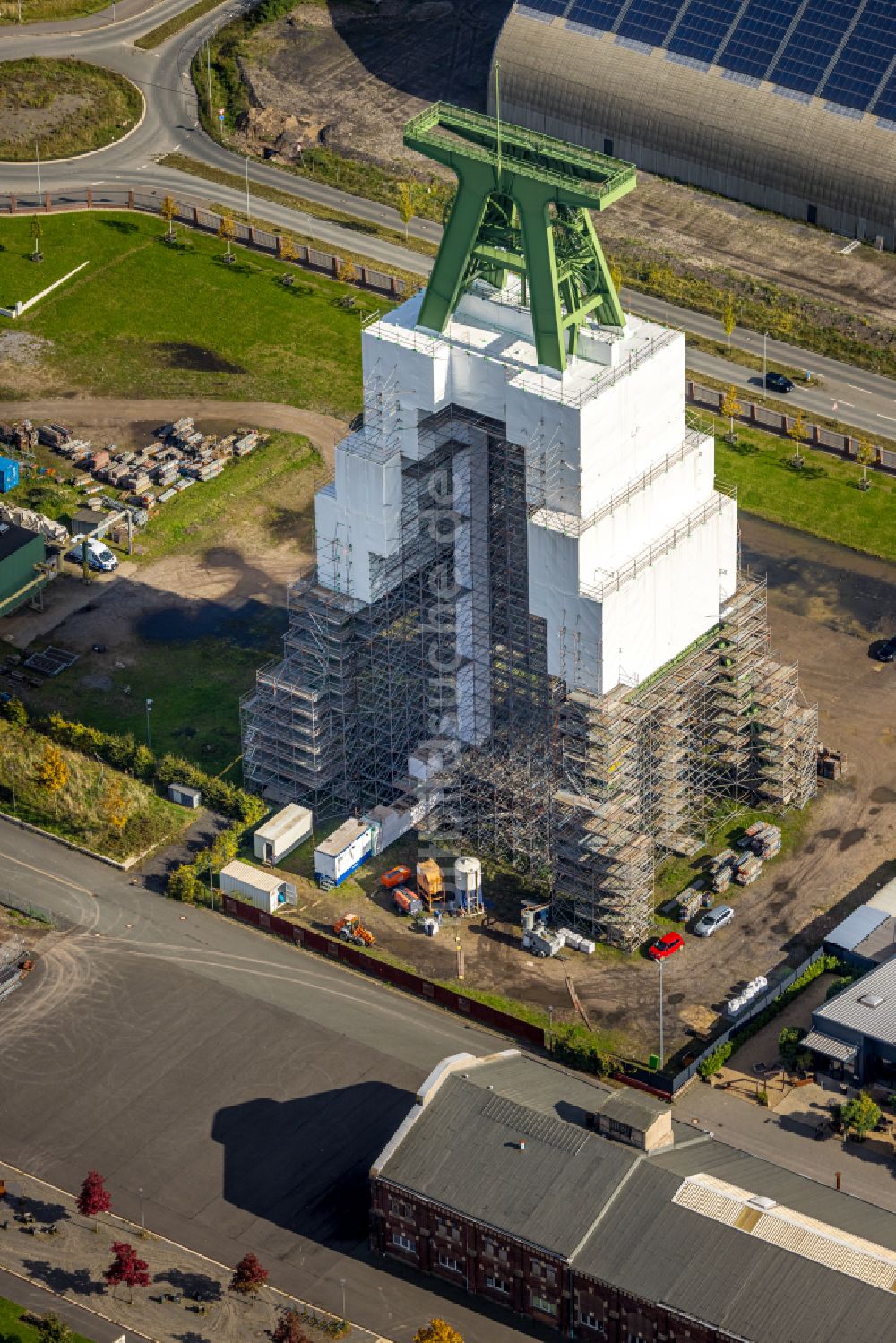 Luftaufnahme Dinslaken - Förderanlagen und Bergbau- Schacht- Anlagen am Förderturm der Zentralwerkstatt Zeche Lohberg in Dinslaken im Bundesland Nordrhein-Westfalen - NRW, Deutschland