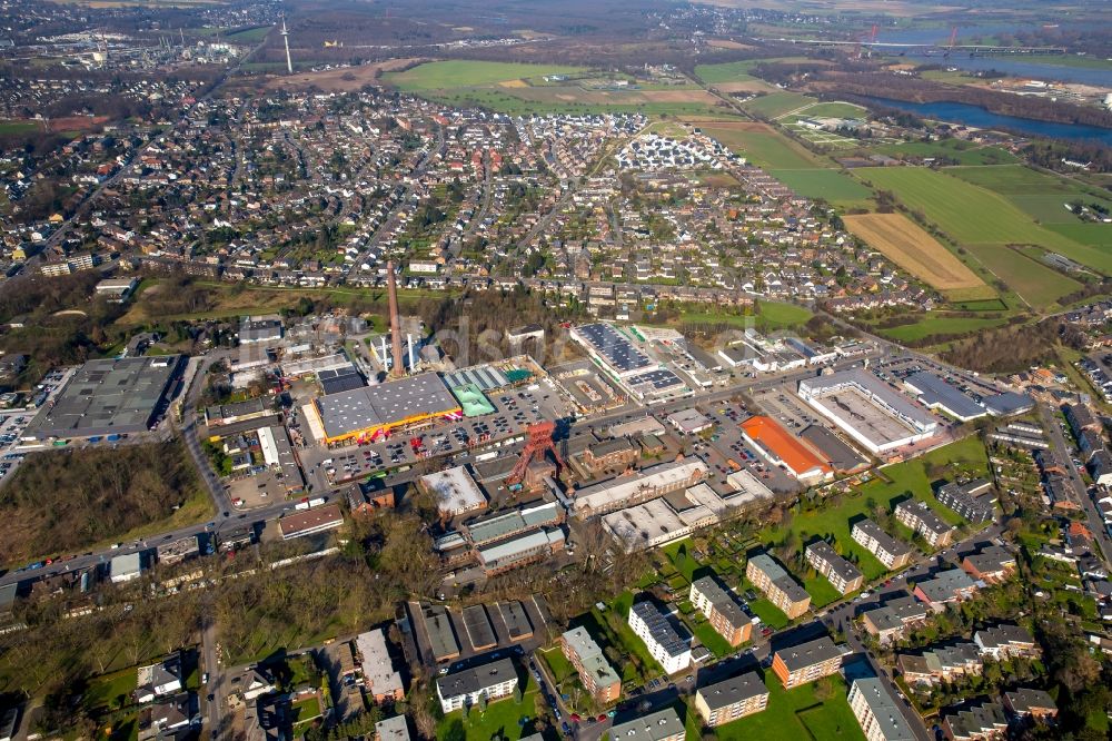 Moers aus der Vogelperspektive: Förderanlagen und Bergbau- Schacht- Anlagen der Zeche Rheinpreußen gegenüber einer Hornbach Baumarkt Filiale in Moers im Bundesland Nordrhein-Westfalen