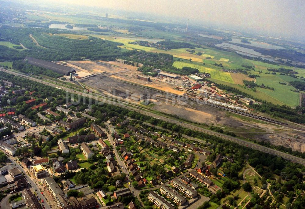 Moers von oben - Förderanlagen und Bergbau- Schacht mit Förderturm Schachtanlage Pattberg im Stadtteil Repelen in Moers im Bundesland Nordrhein-Westfalen