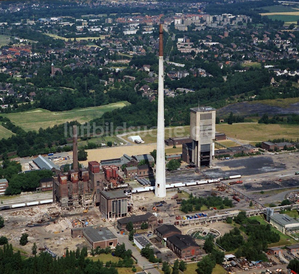 Moers von oben - Förderanlagen und Bergbau- Schacht mit Förderturm des stillgelegten Zentralförderschachtes Rheinpreußen während der Abrißarbeiten in Moers im Bundesland Nordrhein-Westfalen