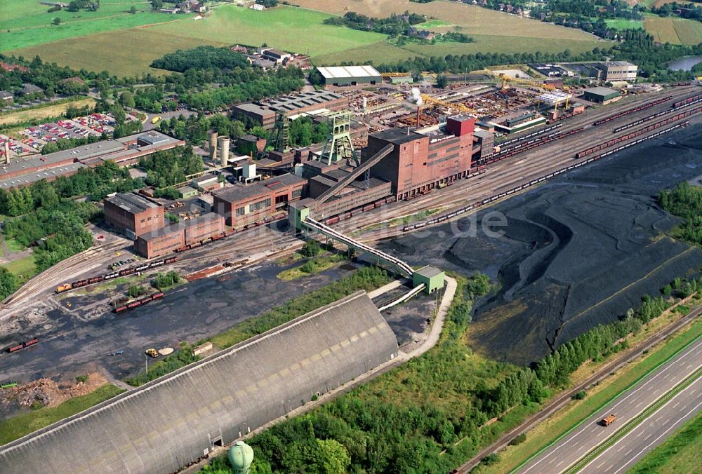 Luftaufnahme Moers - Förderanlagen und Bergbau- Schacht mit Förderturm Zeche Pattberg - Pattbergschächte in Moers-Repelen in Moers im Bundesland Nordrhein-Westfalen