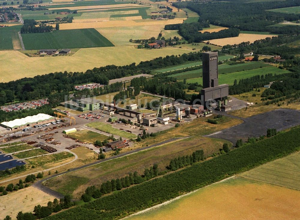 Kamp-Lintfort aus der Vogelperspektive: Förderanlagen und Bergbau- Schacht mit Förderturm der Zeche Rossenray des Verbundbergwerk Rheinland in Kamp-Lintfort im Bundesland Nordrhein-Westfalen