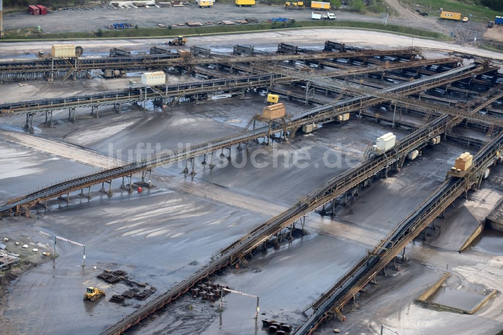 Inden/Altdorf aus der Vogelperspektive: Förderbänder und Logistikstrecken im Steinkohle - Tagebau der RWE AG in Inden/Altdorf im Bundesland Nordrhein-Westfalen