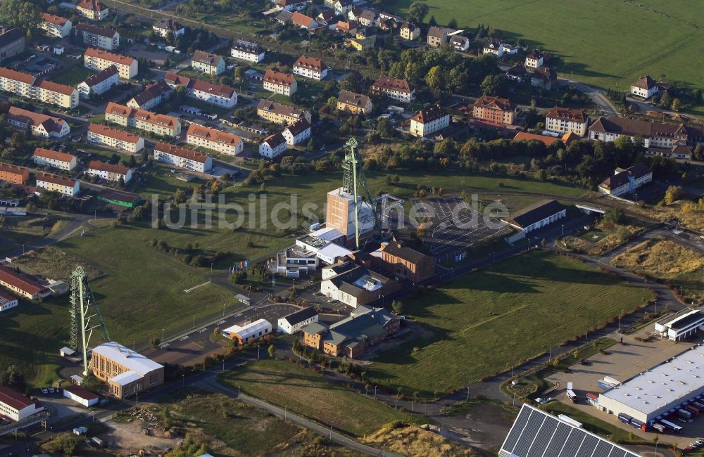 Merkers aus der Vogelperspektive: Förderturm und Schacht- Eingang des Bergwerkes der K&S AG im Schaubergwerk und Industriemuseum Merkers in Thüringen