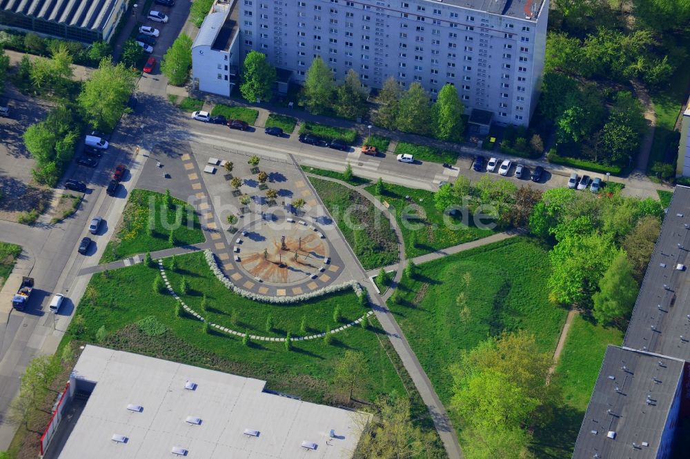 Berlin von oben - Fred-Löwenberg-Platz im Bezirk Marzahn-Hellersdorf in Berlin