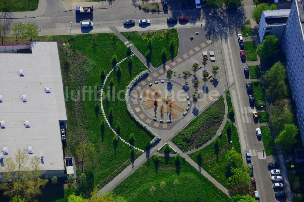 Luftbild Berlin - Fred-Löwenberg-Platz im Bezirk Marzahn-Hellersdorf in Berlin