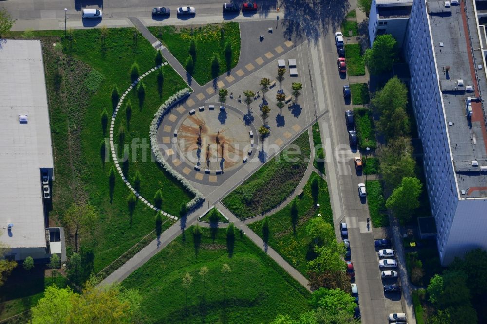 Luftaufnahme Berlin - Fred-Löwenberg-Platz im Bezirk Marzahn-Hellersdorf in Berlin