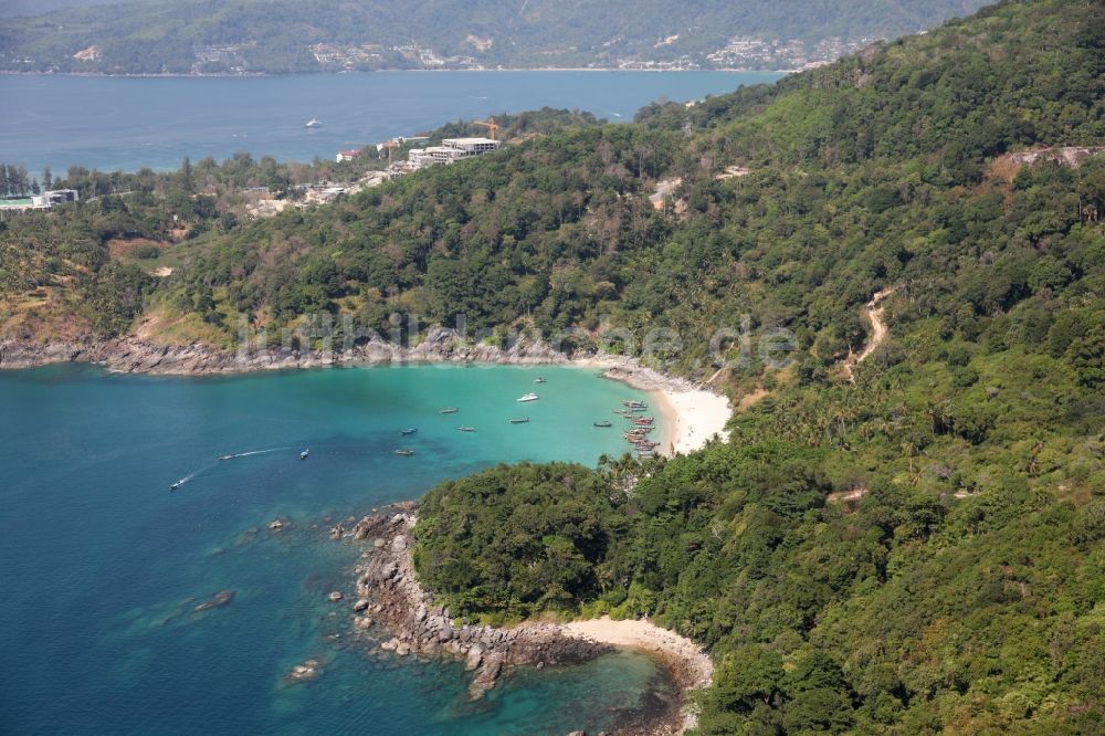 Patong aus der Vogelperspektive: Freedom Beach bei Patong auf der Insel Phuket in Thailand