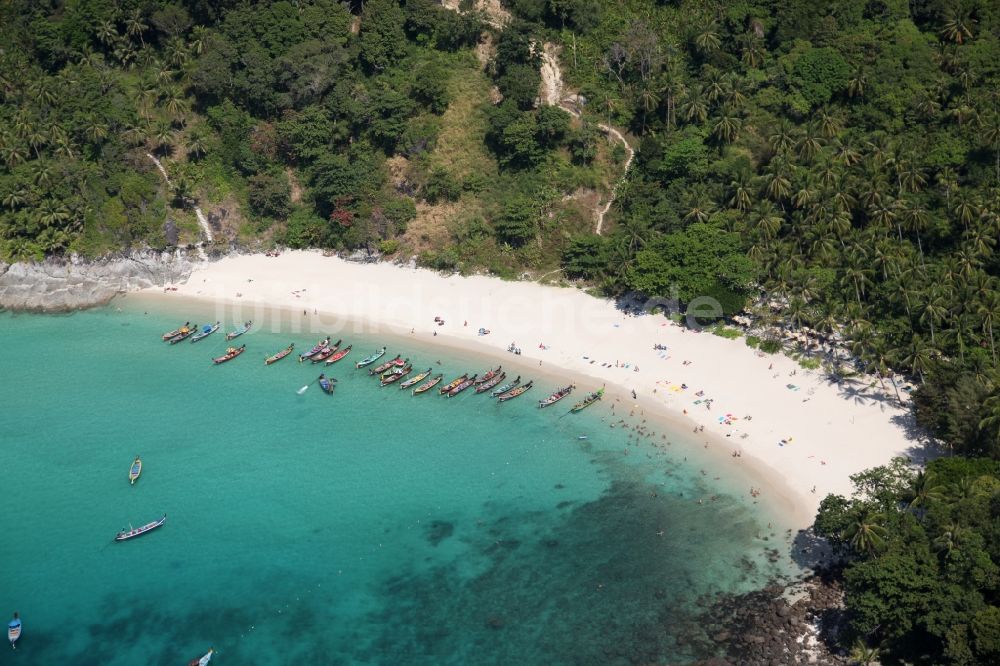 Patong aus der Vogelperspektive: Freedom Beach bei Patong auf der Insel Phuket in Thailand