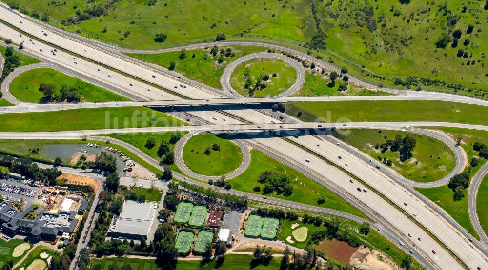 Menlo Park aus der Vogelperspektive: Freeway- Abfahrt der Interstate 280 und Kreuzung mit der Sand Hill Road in Menlo Park in Kalifornien in den USA