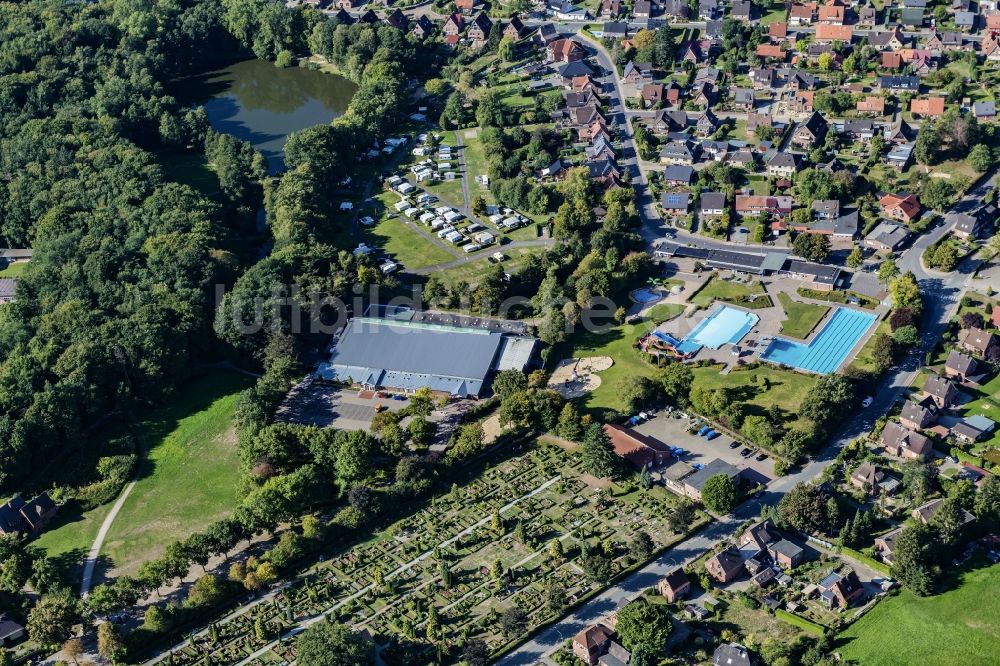 Harsefeld aus der Vogelperspektive: Freibad, Eissporthalle und Friedhof in Harsefeld im Landkreis Stade im Bundesland Niedersachsen, Deutschland