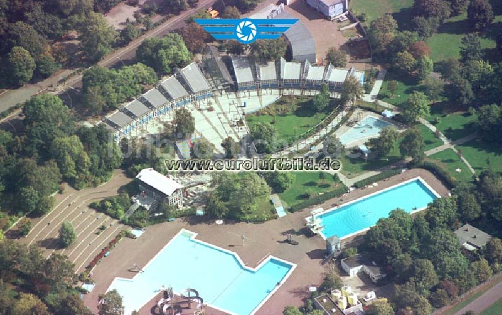 Berlin - Tempelhof aus der Vogelperspektive: Freibad am Flughafen Berlin - Tempelhof.