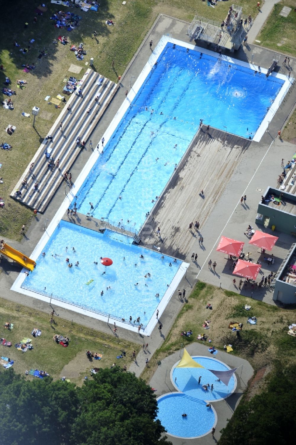 Halle von oben - Freibad Nordbad im Stadtteil Trotha in Halle (Saale)