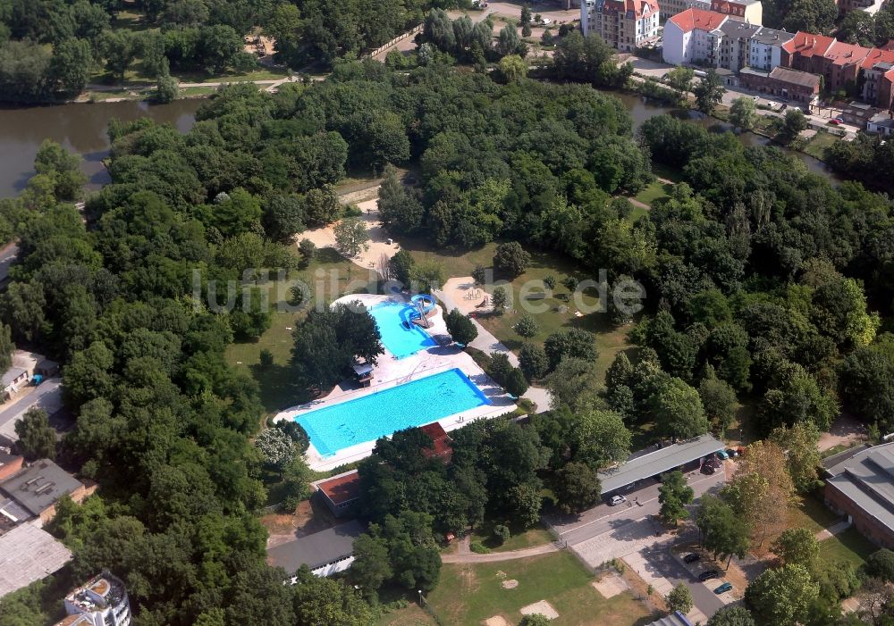 Luftbild Halle / Saale - Freibad in der Park- und Sportanlage der Salinehalbinsel in Halle (Saale) in Sachsen-Anhalt