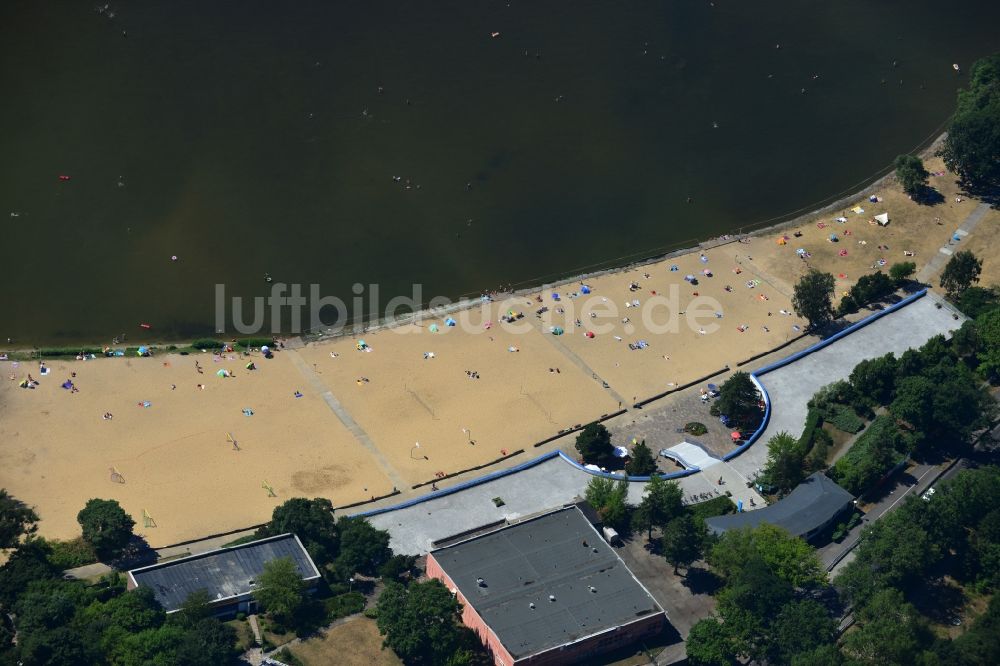 Berlin von oben - Freibad am Sandstrand des Strandbad Müggelsee - Ufer in Berlin