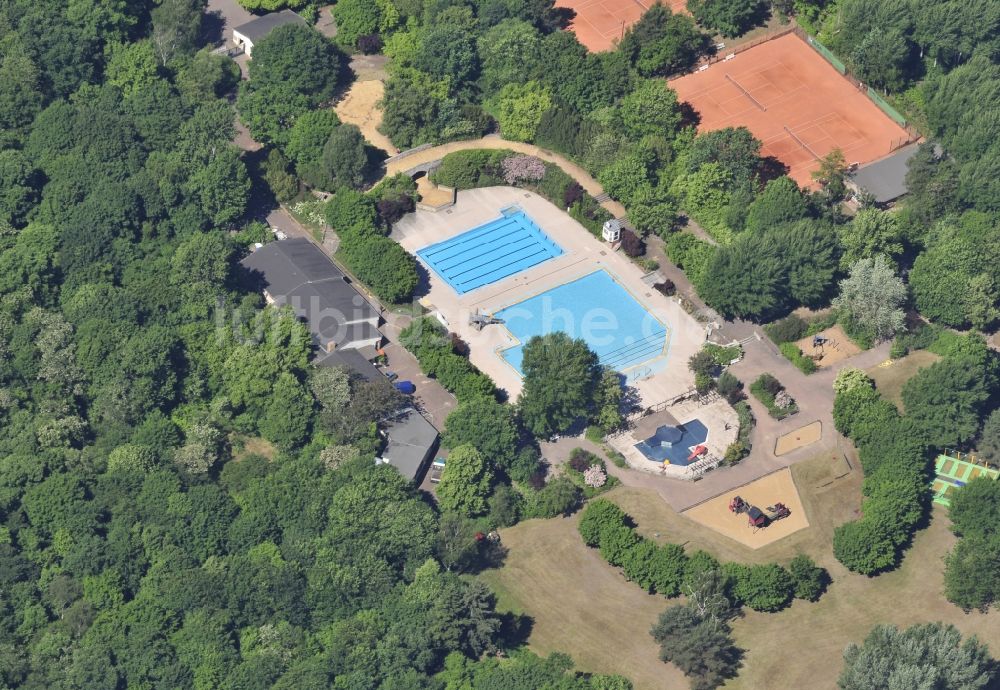 Luftaufnahme Berlin - Freibad - Sommerbad Wuhlheide der Berliner Bäder Betriebe an der Treskowallee in Berlin - Karlshorst