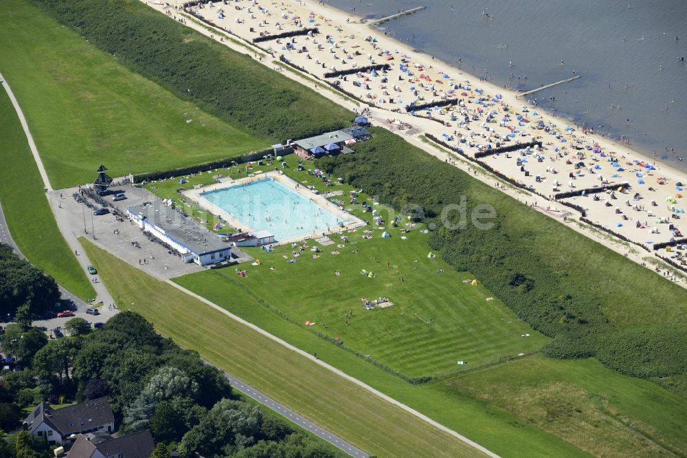 Cuxhaven aus der Vogelperspektive: Freibad Steinmarne am Strand der Nordseeküste bei Cuxhaven im Bundesland Niedersachsen