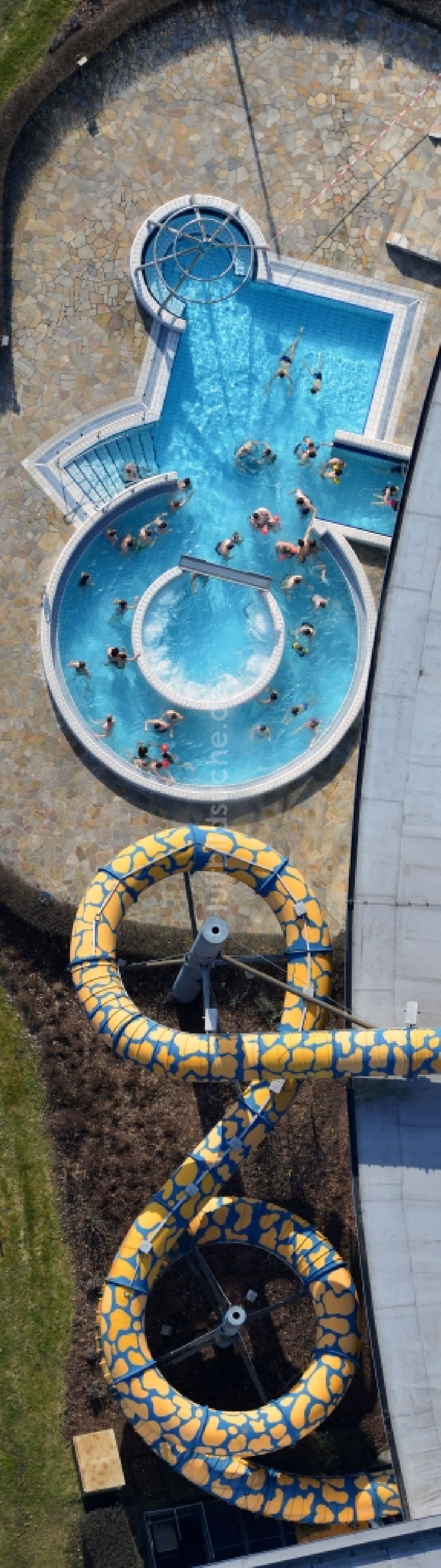 Luftaufnahme Oranienburg - Freibad unter der Frühlings- Sonne im Freizeitbad T.U.R.M Erlebniscity Oranienburg im Bundesland Brandenburg