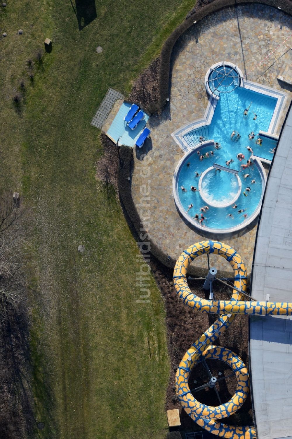 Oranienburg von oben - Freibad unter der Frühlings- Sonne im Freizeitbad T.U.R.M Erlebniscity Oranienburg im Bundesland Brandenburg