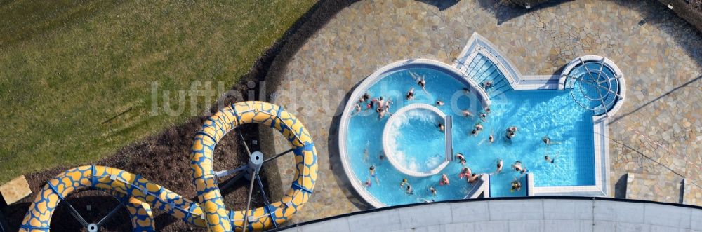 Oranienburg aus der Vogelperspektive: Freibad unter der Frühlings- Sonne im Freizeitbad T.U.R.M Erlebniscity Oranienburg im Bundesland Brandenburg