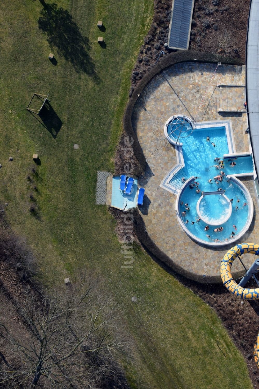 Oranienburg von oben - Freibad unter der Frühlings- Sonne im Freizeitbad T.U.R.M Erlebniscity Oranienburg im Bundesland Brandenburg