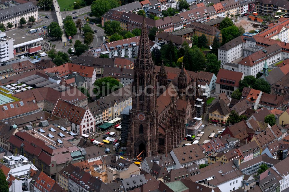 Freiburg im Breisgau aus der Vogelperspektive: Freiburger Münster und Markt auf dem Münsterplatz im Altstadt- Zentrum in Freiburg im Breisgau im Bundesland Baden-Württemberg, Deutschland