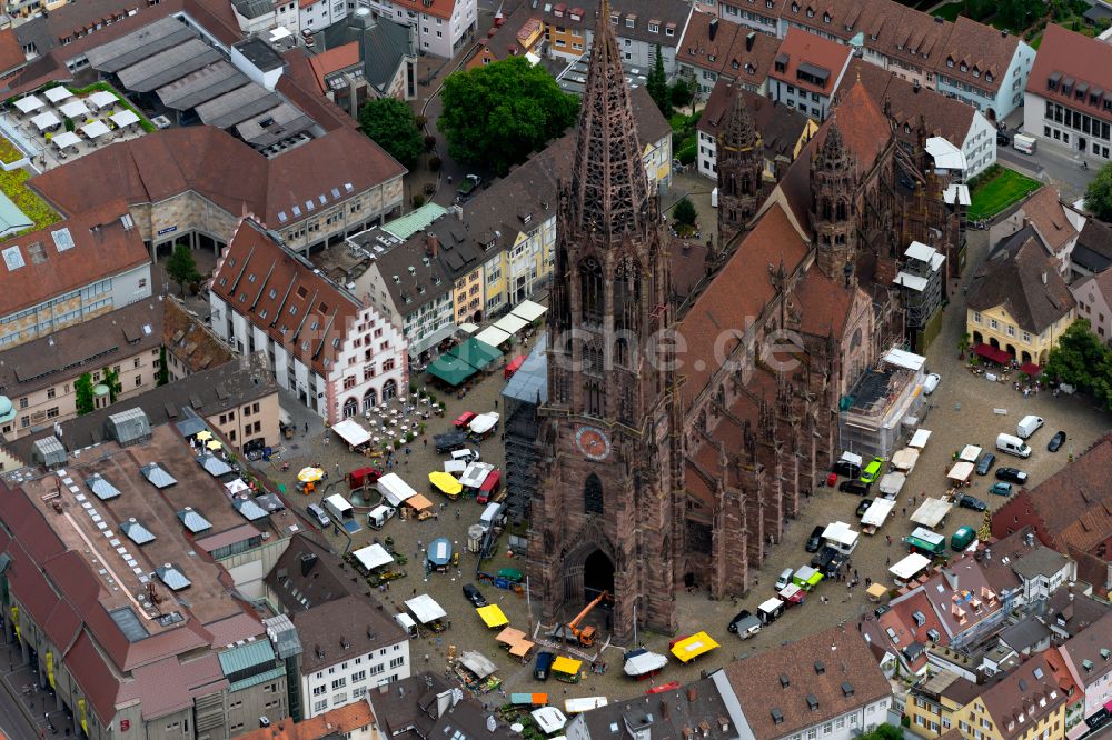 Luftbild Freiburg im Breisgau - Freiburger Münster und Markt auf dem Münsterplatz im Altstadt- Zentrum in Freiburg im Breisgau im Bundesland Baden-Württemberg, Deutschland