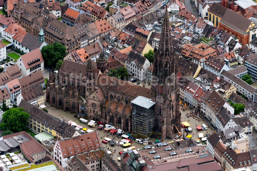 Freiburg im Breisgau aus der Vogelperspektive: Freiburger Münster und Markt auf dem Münsterplatz im Altstadt- Zentrum in Freiburg im Breisgau im Bundesland Baden-Württemberg, Deutschland