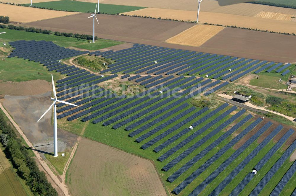 Eckolstädt aus der Vogelperspektive: Freifeld-Solarkraftwerk in Eckolstädt / Thüringen