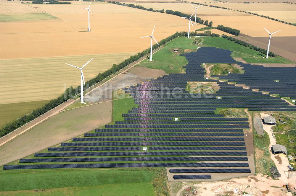 Eckolstädt aus der Vogelperspektive: Freifeld-Solarkraftwerk in Eckolstädt / Thüringen