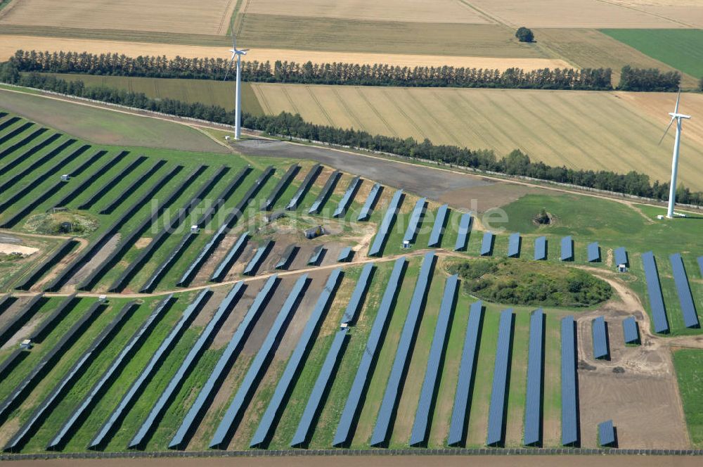 Eckolstädt aus der Vogelperspektive: Freifeld-Solarkraftwerk in Eckolstädt / Thüringen