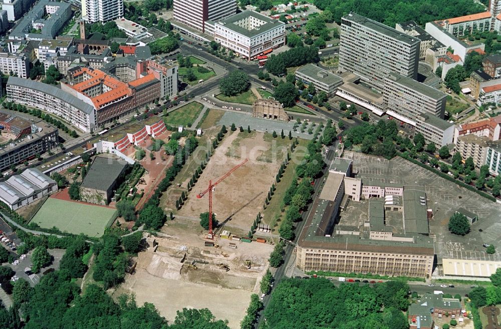 Berlin von oben - Freigelände an der Portal- Ruinen- Fassade des Anhalter Bahnhof am Askanischen Platz im Stadtteil Kreuzberg in Berlin