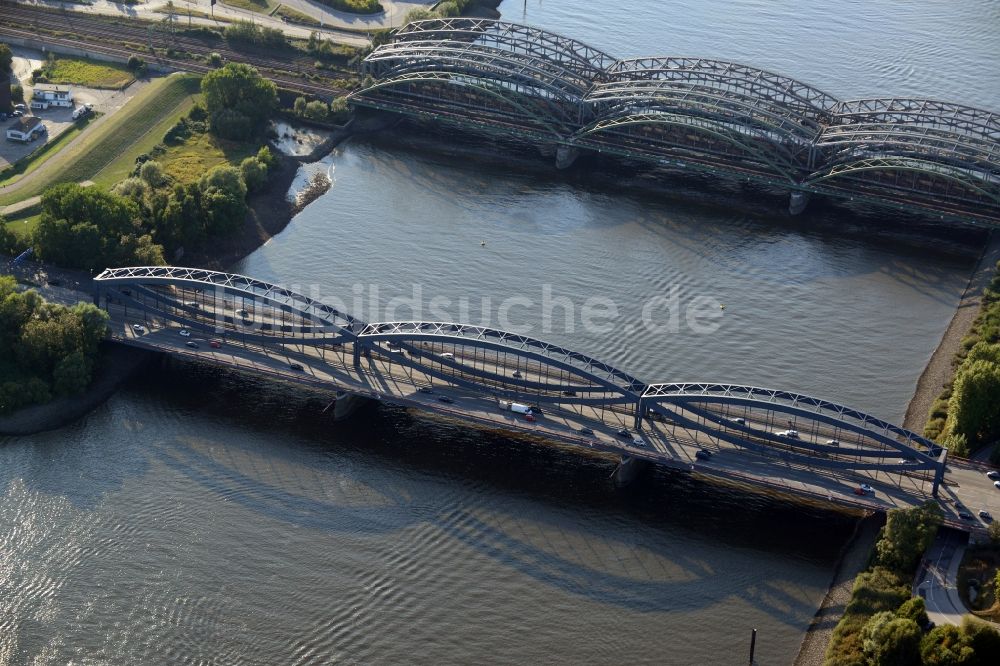 Hamburg von oben - Freihafenelbbrücke und Neue Elbbrücke in Hamburg-Mitte / Kleiner Grasbrook