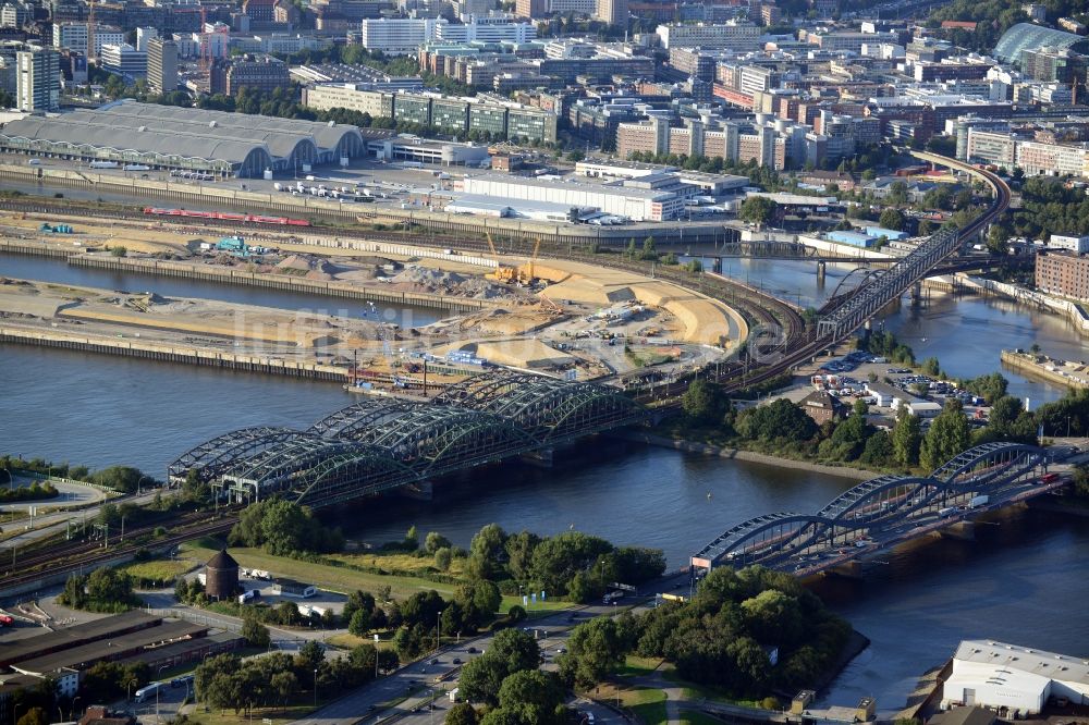 Hamburg von oben - Freihafenelbbrücke und Neue Elbbrücke in Hamburg-Mitte / Kleiner Grasbrook