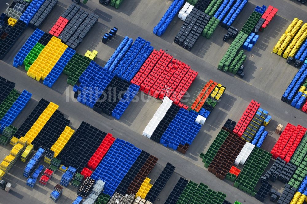 Neuruppin von oben - Freilagerfläche bunter Plastetonnen im Herstellungswerk der Otto Entsorgungssysteme GmbH & Co KG Neuruppin im Bundesland Brandenburg